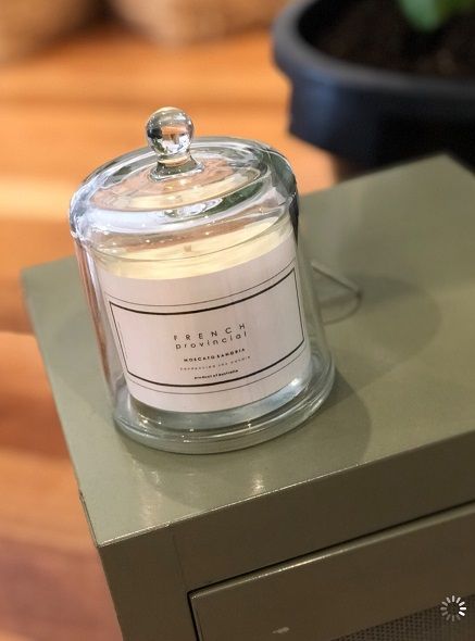 picture of a candle label on a jar